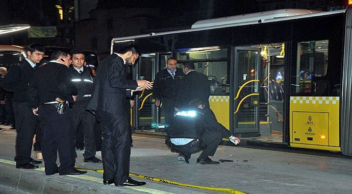 Metrobüs'teki silahlı kavgada yaralanan genç hayatını kaybetti Metrobüs'teki silahlı kavgada yaralanan genç hayatını kaybetti