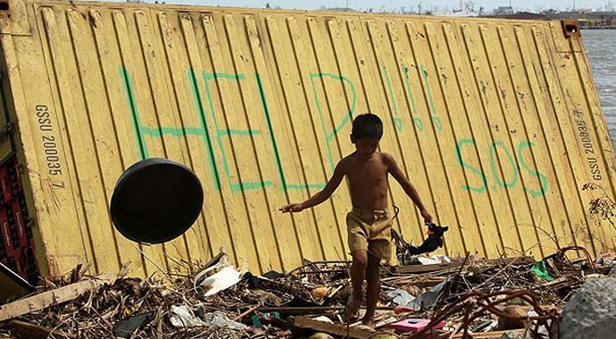 Filipinler'de halk afet bölgesinden kaçmak için yol arıyor Filipinler'de halk afet bölgesinden kaçmak için yol arıyor