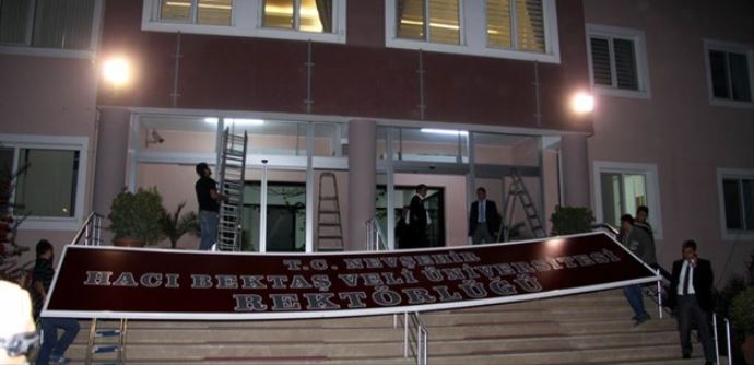 Hacı Bektaş Veli Üniversitesi tabelası asıldı Hacı Bektaş Veli Üniversitesi tabelası asıldı