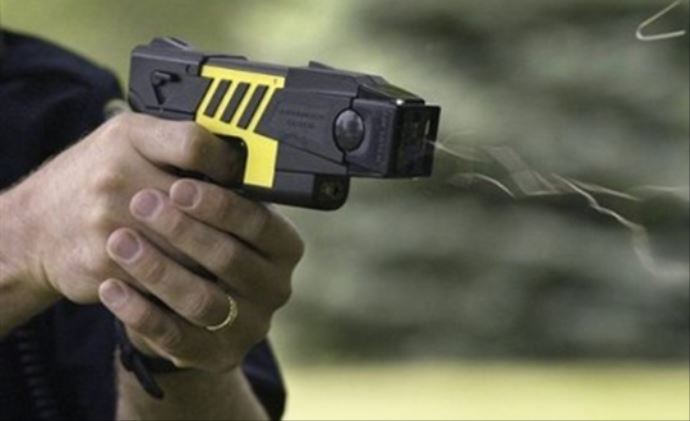 Polisin elektroşok silahı ödürdü