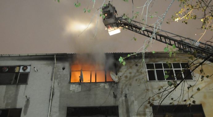 Zeytinburnu&#039;nda tekstil atölyesi kül oldu
