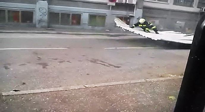 Fırtına itfaiyeciyi uçurdu Fırtına itfaiyeciyi uçurdu