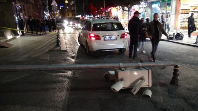 Taksim'de facia ucuz atlatıldı Taksim'de facia ucuz atlatıldı