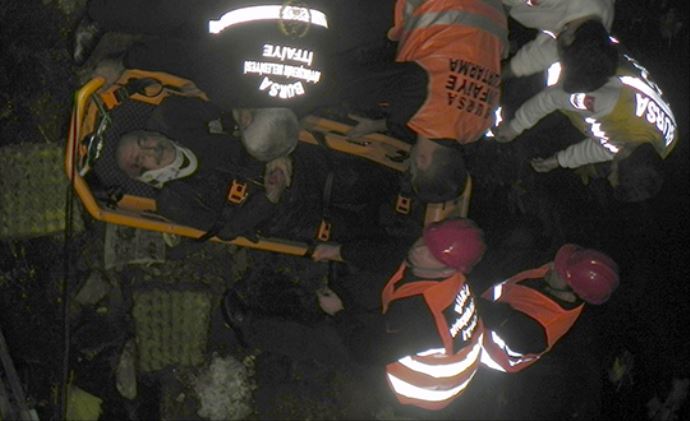 Evde terör estiren sarhoş, polisi görünce dereye atladı