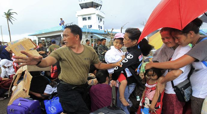 Filipinler'deki Haiyan tayfunu sonucu ölenlerin sayısı artıyor Filipinler'deki Haiyan tayfunu sonucu ölenlerin sayısı artıyor