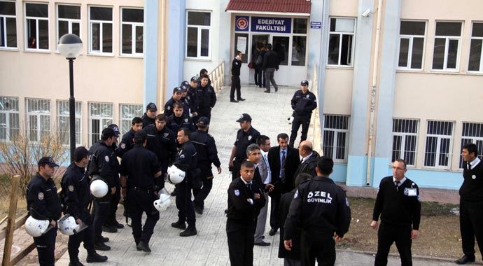 Sivas'ta üniversite gerginliği, 5 yaralı Sivas'ta üniversite gerginliği, 5 yaralı