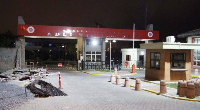 Küçükçekmece&#039;de polis cinneti, önce eşini sonra kendisini vurdu