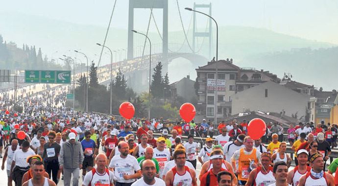 Köprüde koşmak yasak, maratoncular 'yürüyerek' geçecek Köprüde koşmak yasak, maratoncular 'yürüyerek' geçecek