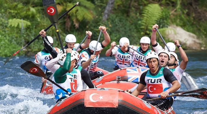 Rafting&#039;de iki altın madalya kazandı