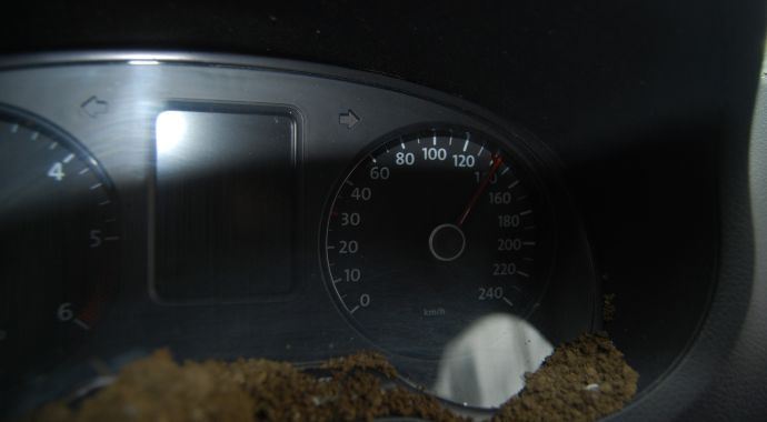 140 km ile giden otomobil takla attı