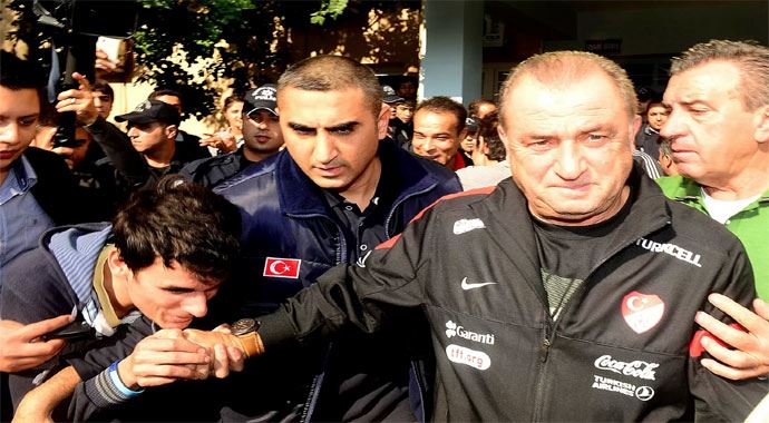 Fatih Terim'e memleketinde duygulandıran pankart