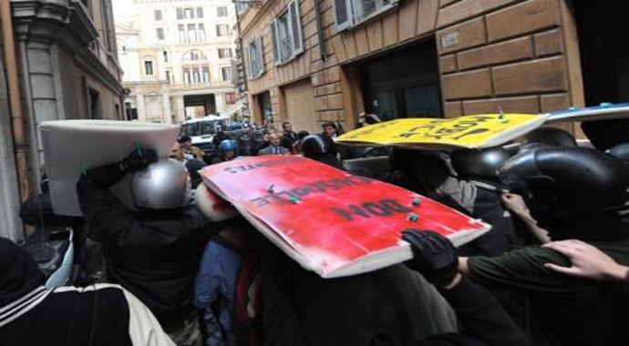 İtalya'daki öğrenci protestoları sürüyor İtalya'daki öğrenci protestoları sürüyor
