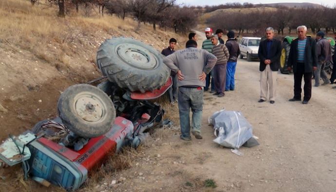 Kullandığı traktör devrilince hayatını kaybetti Kullandığı traktör devrilince hayatını kaybetti