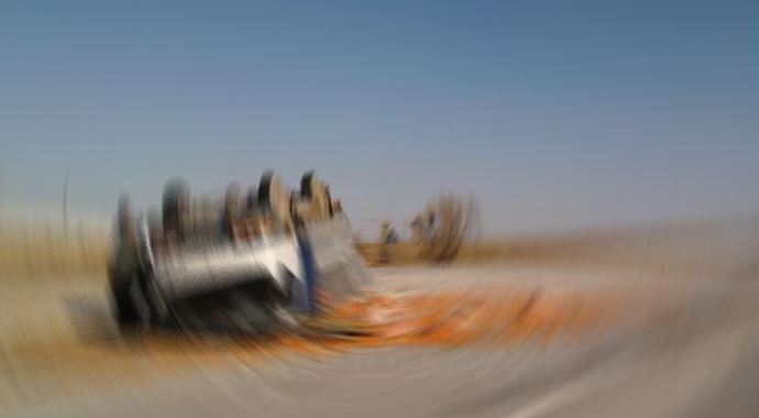 Hız yapan kamyon devrildi, çok sayıda ölü ve yaralı var