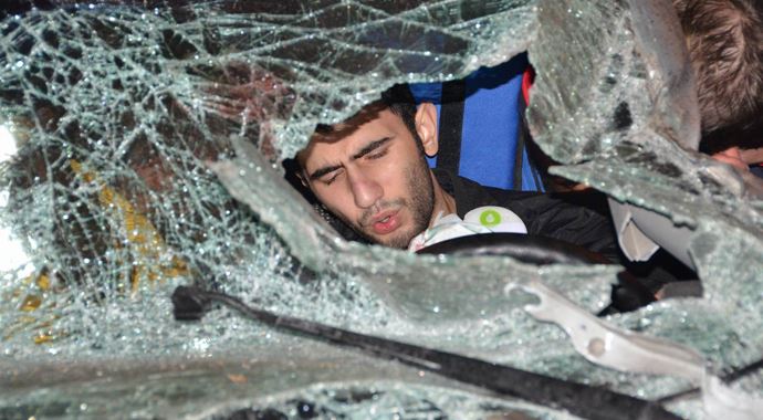 Uykusuz sürücü, 3 TIR&#039;a çarparak durabildi 