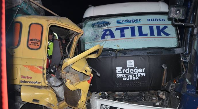 Karşı şeride geçen kamyon, 5 aracı biçti