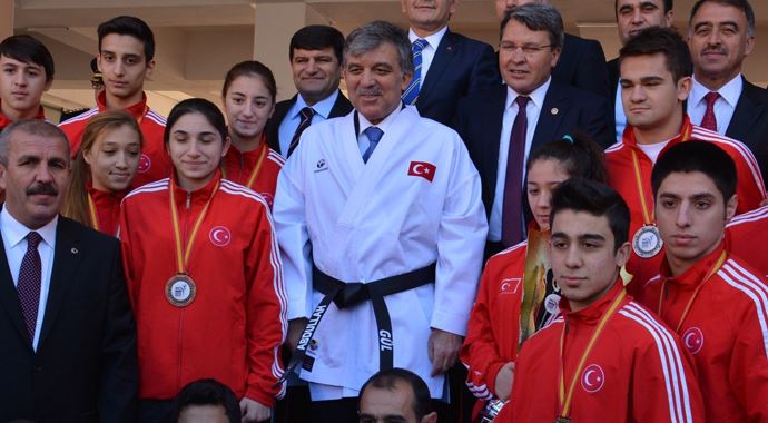 Cumhurbaşkanı Gül, siyah kuşak taktı Cumhurbaşkanı Gül, siyah kuşak taktı