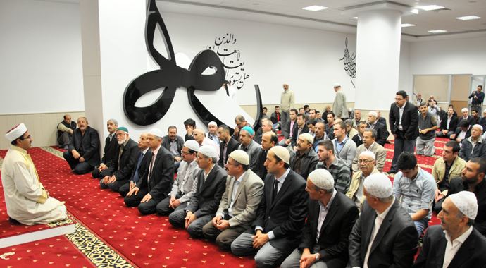 Türkiye'nin en büyük AVM mescidi ibadete açıldı Türkiye'nin en büyük AVM mescidi ibadete açıldı