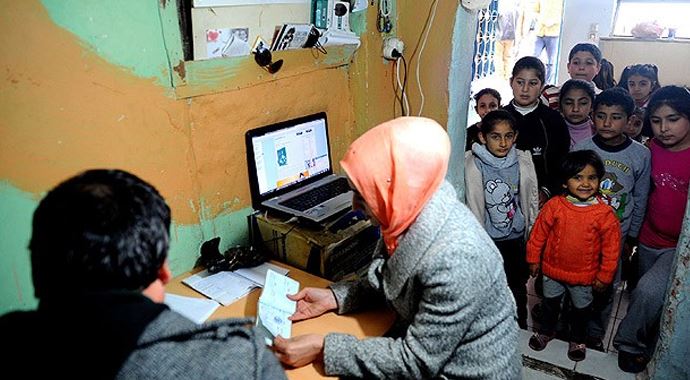 İzmir'deki Suriyeli çocuklara okul İzmir'deki Suriyeli çocuklara okul