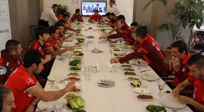 Milliler Adana'da kebapçıda Milliler Adana'da kebapçıda