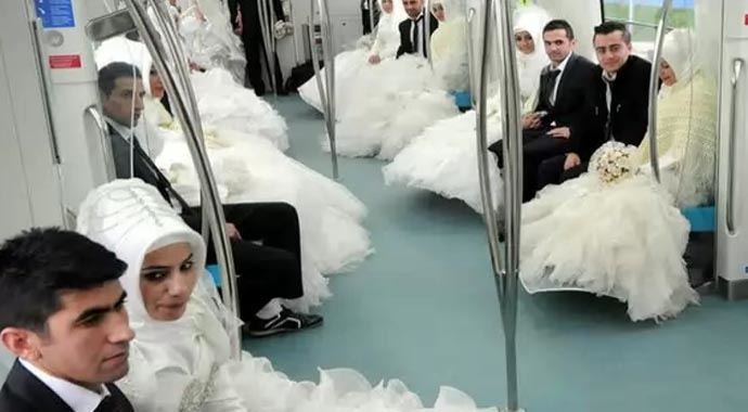 Gelin ile damatların Marmaray heyecanı