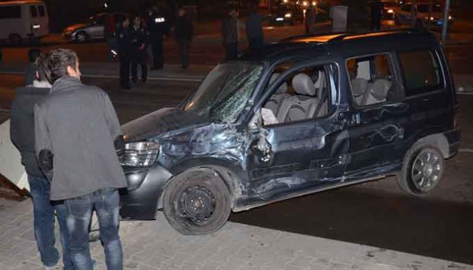 Karaman&#039;da süt kamyonu ile kamyonet çarpıştı, 5 yaralı