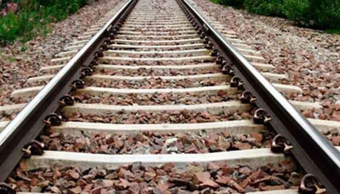 Rusya'da raylarda dolaşan gençlere tren çarptı Rusya'da raylarda dolaşan gençlere tren çarptı