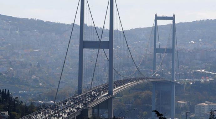 Boğaziçi Köprüsü, İstanbul Maratonu&#039;nda salladı