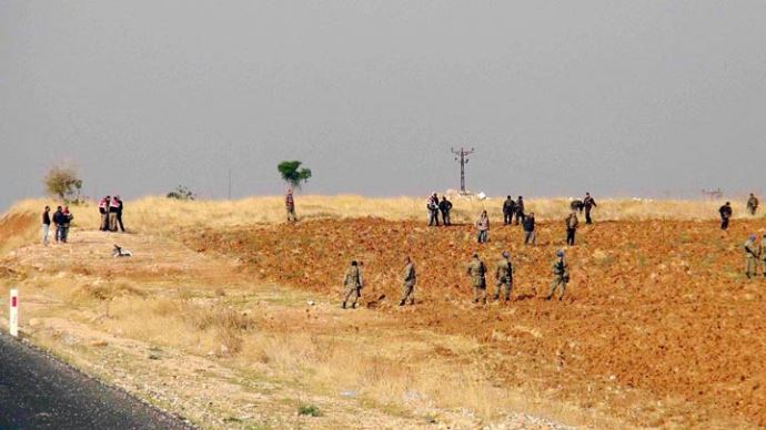 Askerlerin 'dur' ihtarına uymayan 3 Suriyeli öldürüldü Askerlerin 'dur' ihtarına uymayan 3 Suriyeli öldürüldü