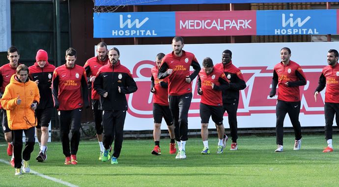 Galatasaray idmanında kaleci Muslera salonda çalıştı Galatasaray idmanında kaleci Muslera salonda çalıştı