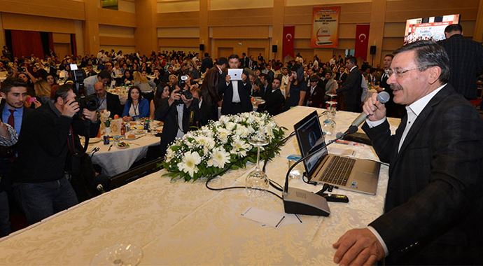 Melih Gökçek Twitter&#039;daki  takipçileriyle yemekte buluştu