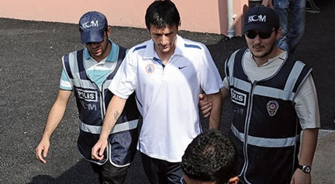 'Savcı tehdit etti, ben de ağlayarak okumadan imzaladım' 'Savcı tehdit etti, ben de ağlayarak okumadan imzaladım'