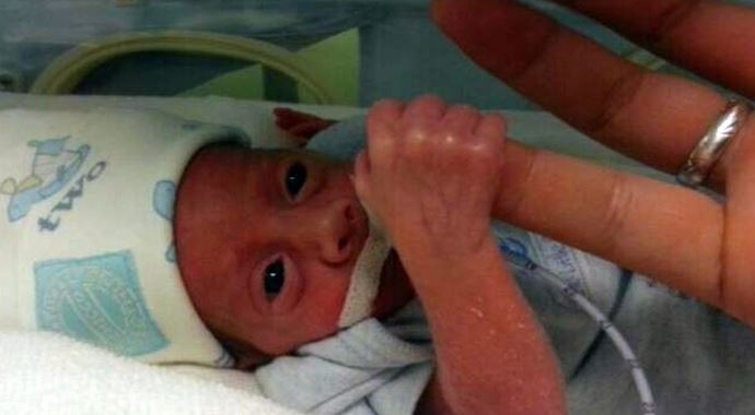 Parmak Bebek Batu&#039;nun parmak ısırtan yaşama azmi