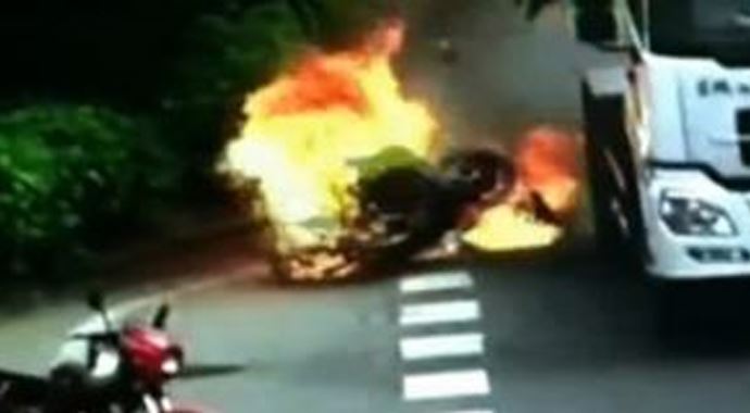 Kadın motosikletçi cayır cayır yandı Kadın motosikletçi cayır cayır yandı