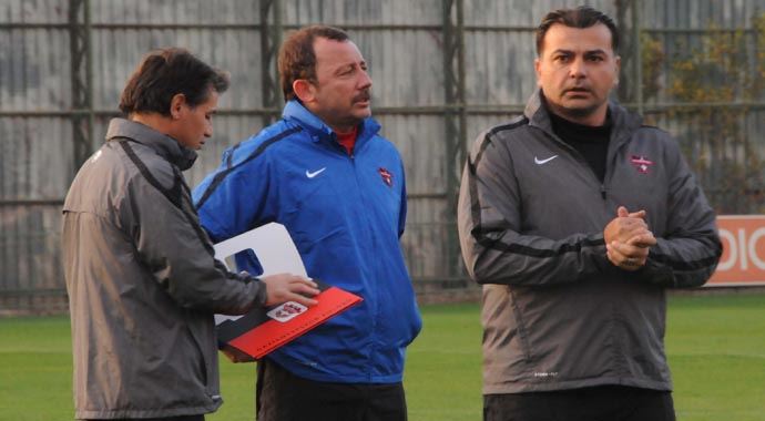 Gaziantepspor'un yeni hocası Sergen Yalçın ilk idmanına çıktı Gaziantepspor'un yeni hocası Sergen Yalçın ilk idmanına çıktı