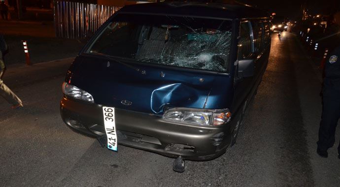 Karşıya geçmek isteyen kadına minibüs çarptı Karşıya geçmek isteyen kadına minibüs çarptı