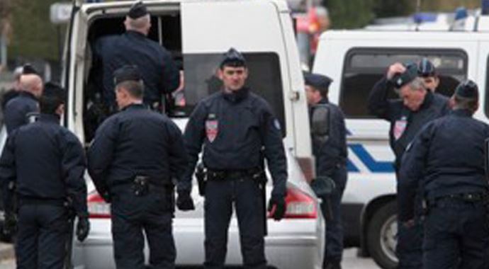 Fransız polisi gazete binasına saldıran kişiyi arıyor Fransız polisi gazete binasına saldıran kişiyi arıyor