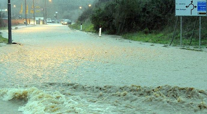 Sardunya Adası'ndaki hortum 14 kişiyi yuttu Sardunya Adası'ndaki hortum 14 kişiyi yuttu