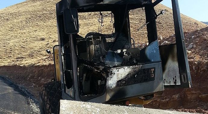 Şırnak&#039;ta teröristler iş makinelerini yaktı