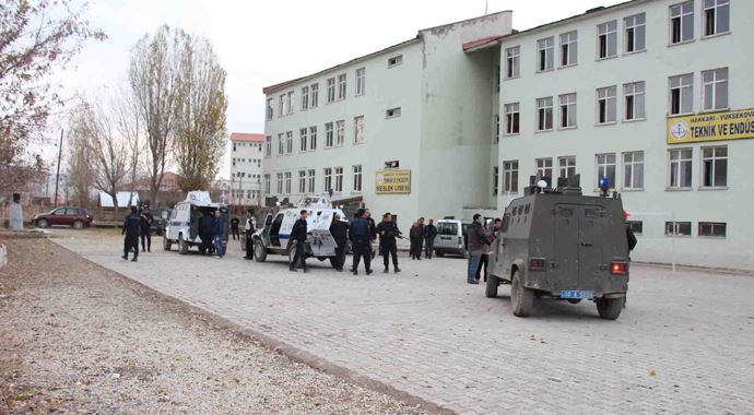 Hakkari karıştı, okulda başlayan olaylar devam ediyor Hakkari karıştı, okulda başlayan olaylar devam ediyor