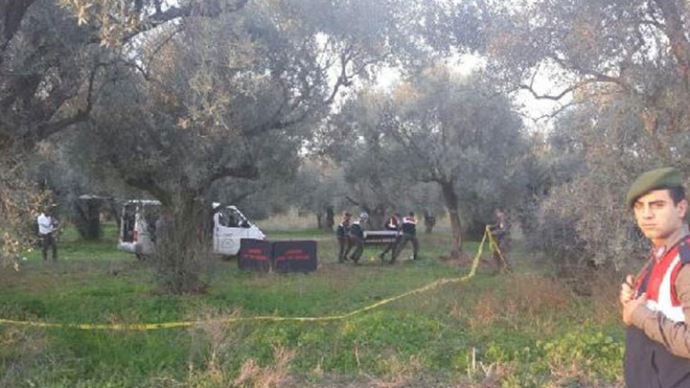 İzmir'de ilginç olay, kayıp adam ağaca asılı bulundu İzmir'de ilginç olay, kayıp adam ağaca asılı bulundu