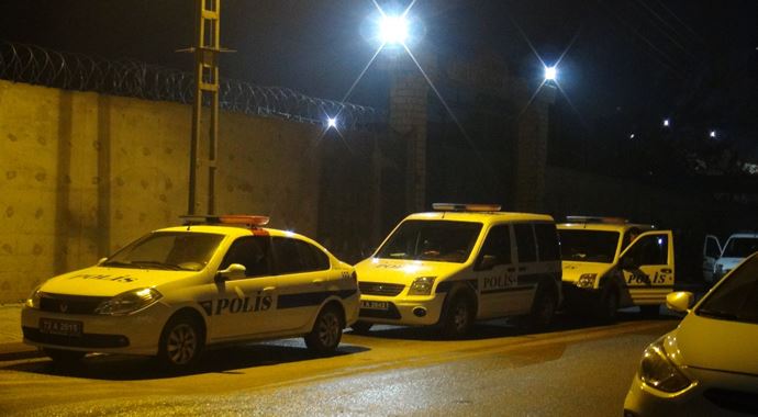 Batman&#039;da polis araçlarına taşlı sopalı saldırı