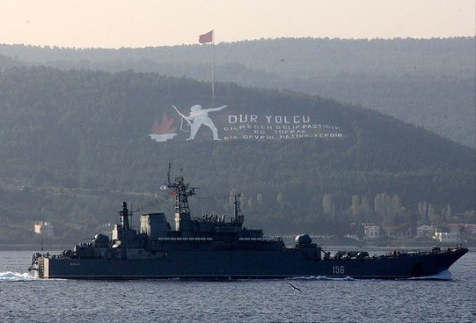 Rus gemileri Çanakkale Boğazı'ndan geçti