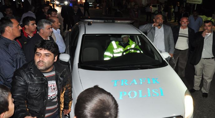 Vatandaşlar  Mersin-Antalya karayolunu trafiğe kapattı