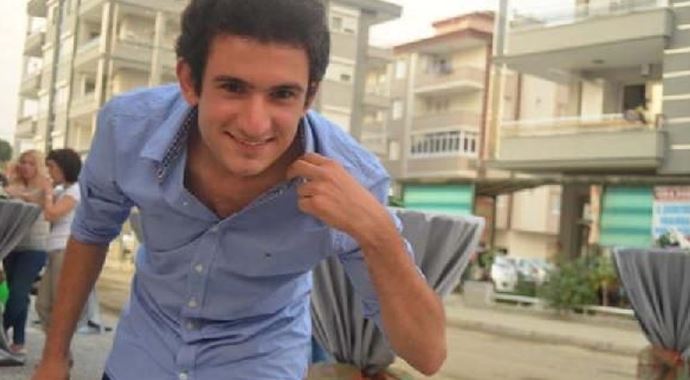 Üzerine düşen kapının camları boynuna saplandı Üzerine düşen kapının camları boynuna saplandı
