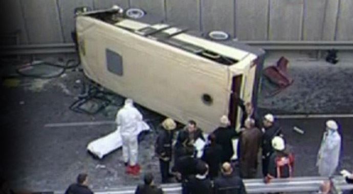 İstanbul'da minibüs üst geçitten uçtu ölü ve yaralılar var İstanbul'da minibüs üst geçitten uçtu ölü ve yaralılar var