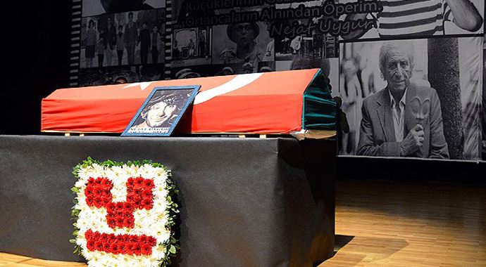 Nejat Uygur&#039;un için sevenlerinden son görev