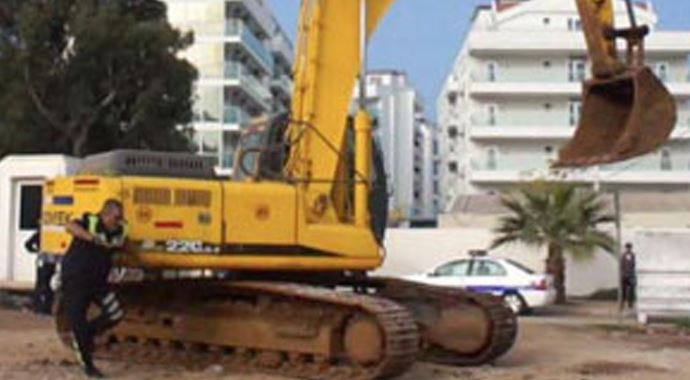 Kepçeyle polisi yere devirdi