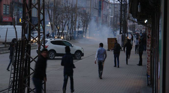 Hakkari&#039;de izinsiz gösteri düzenleyen gruba müdahale