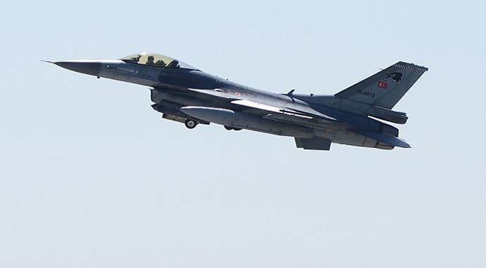 Suriye'ye ait SU-24 uçağı iki F-16 tarafından uzaklaştırıldı Suriye'ye ait SU-24 uçağı iki F-16 tarafından uzaklaştırıldı